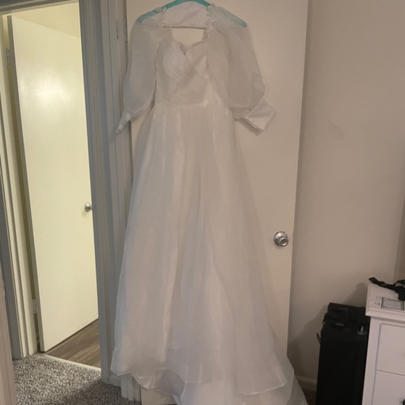 Hebeos Organza Ruched Bodice Puff Sleeve Ballgown Wedding Dress in Size 2 - Picture 9 of 9